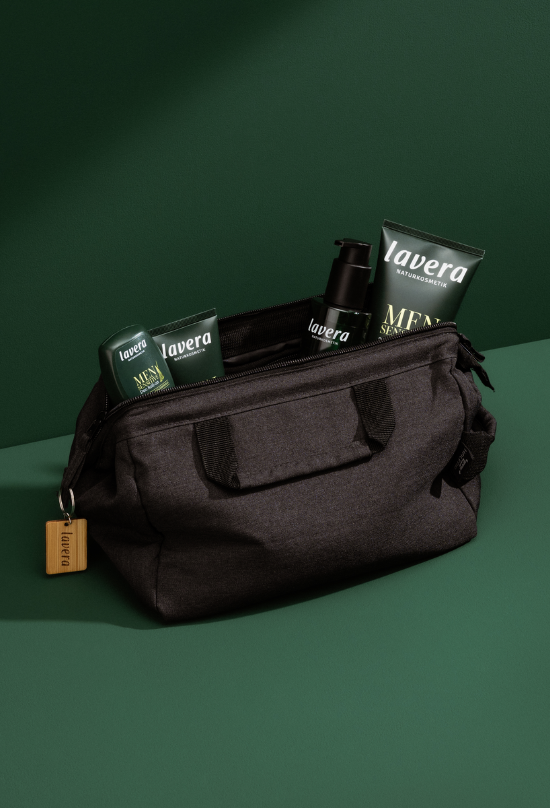 lavera Men sensitive 4in1 Pflege-Set + Kulturbeutel in der Anwendung