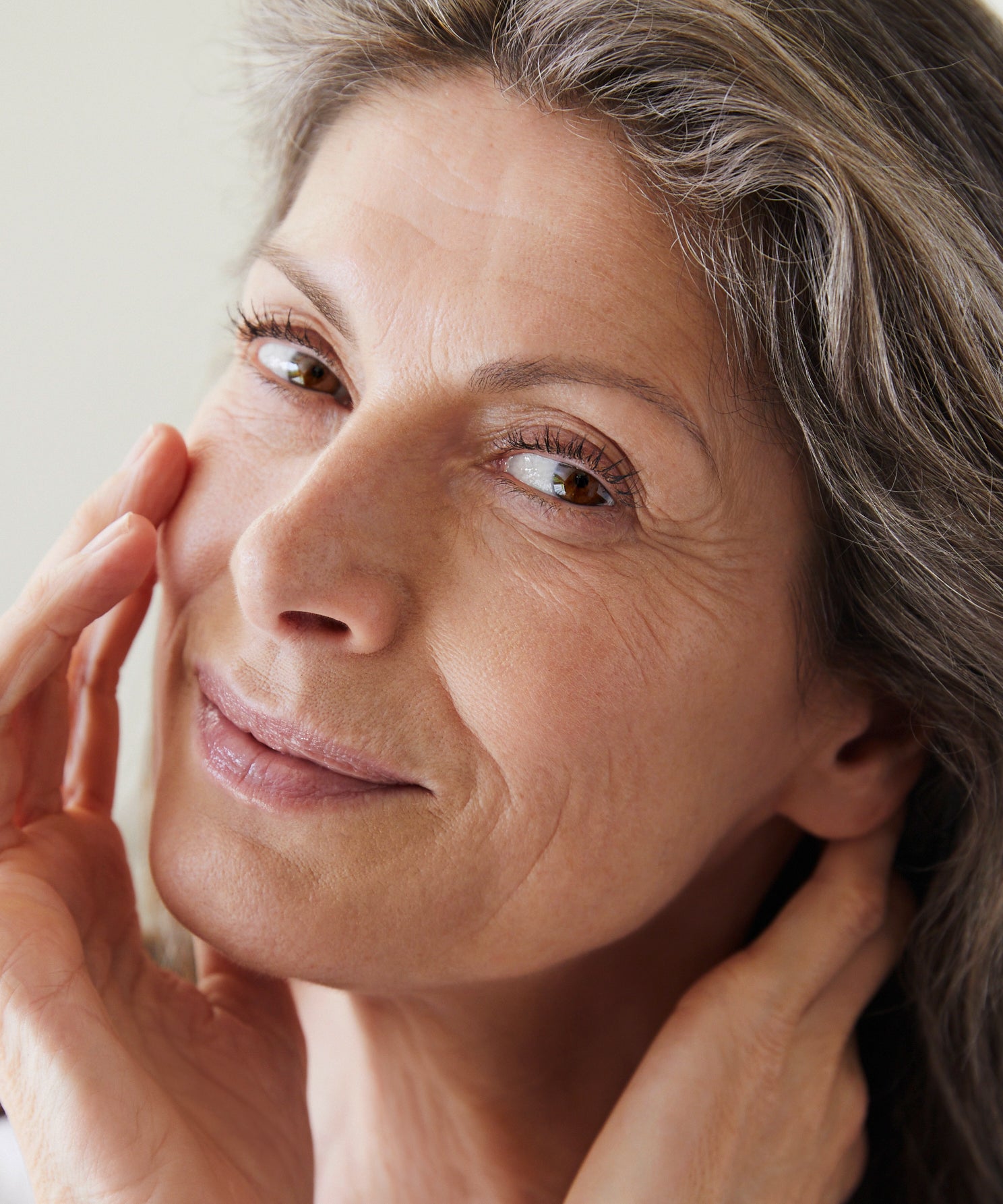 lavera MY AGE Augen- & Lippenkonturcreme in der Anwendung