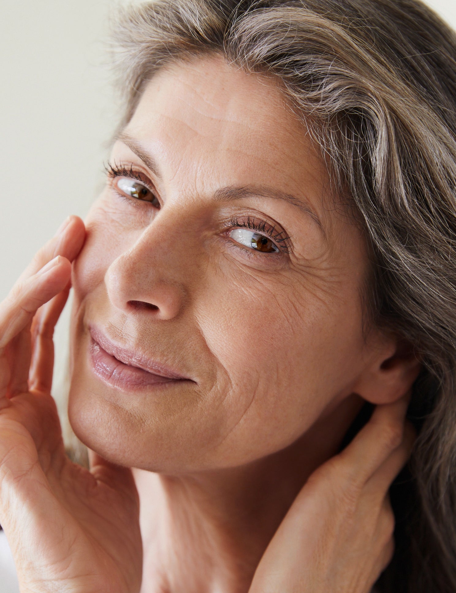 lavera MY AGE Augen- & Lippenkonturcreme in der Anwendung