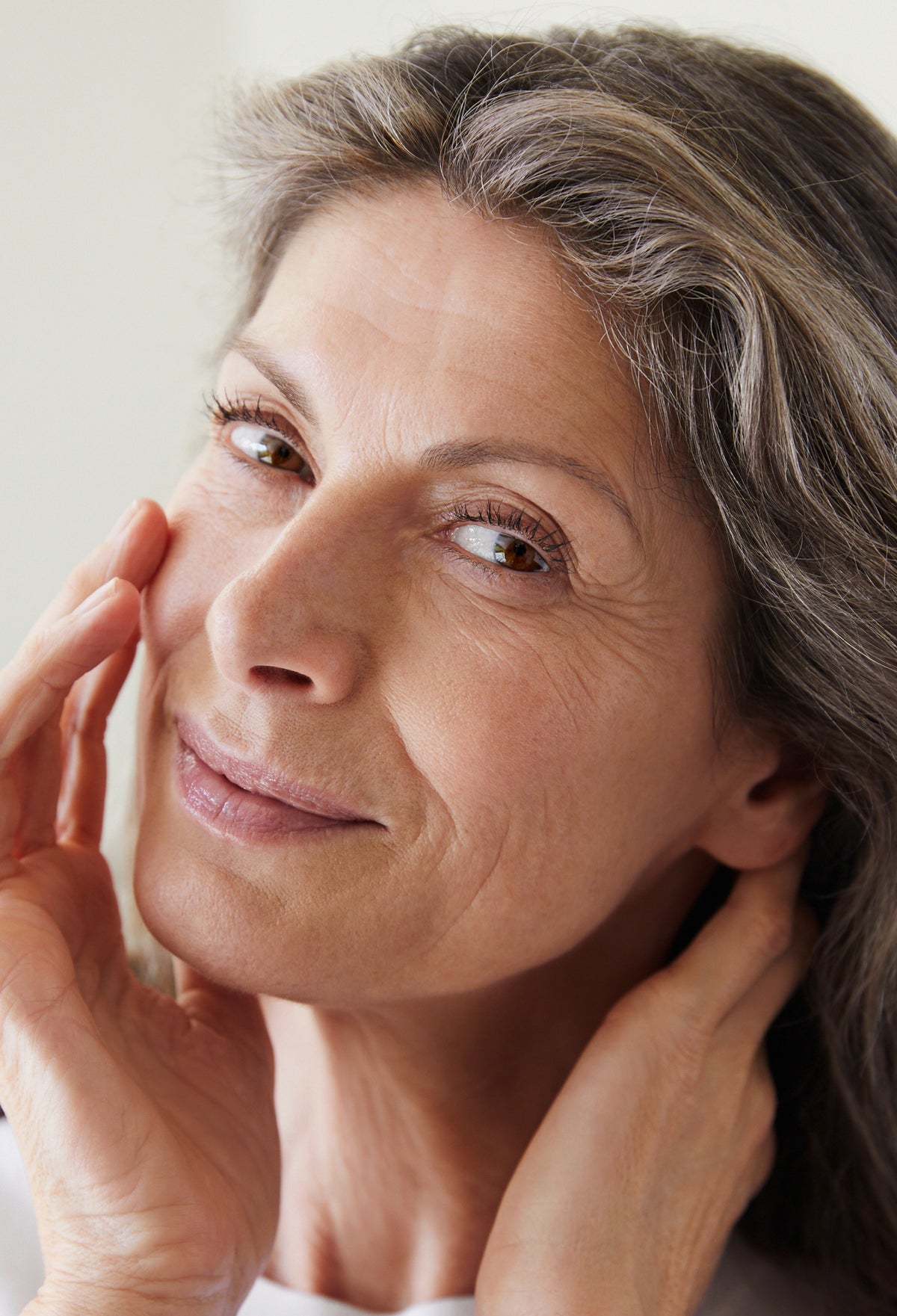 lavera MY AGE Augen- & Lippenkonturcreme in der Anwendung