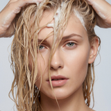 lavera Pflegeshampoo basis sensitive Hydrate & Care in der Anwendung