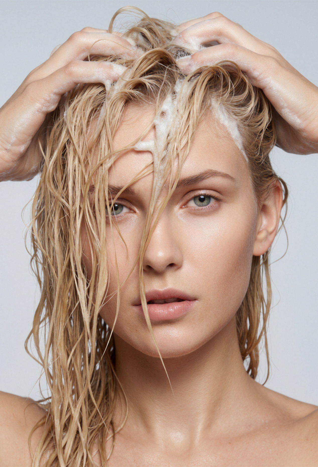 lavera Pflegeshampoo basis sensitive Hydrate & Care in der Anwendung