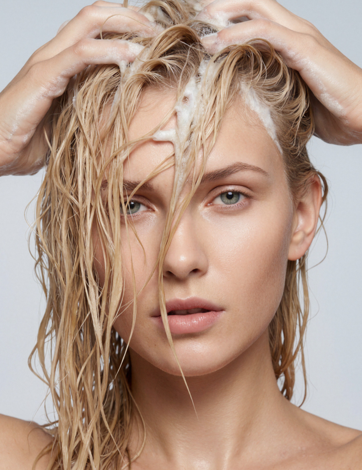 lavera Pflegeshampoo basis sensitive Hydrate & Care in der Anwendung (AI-generated image)