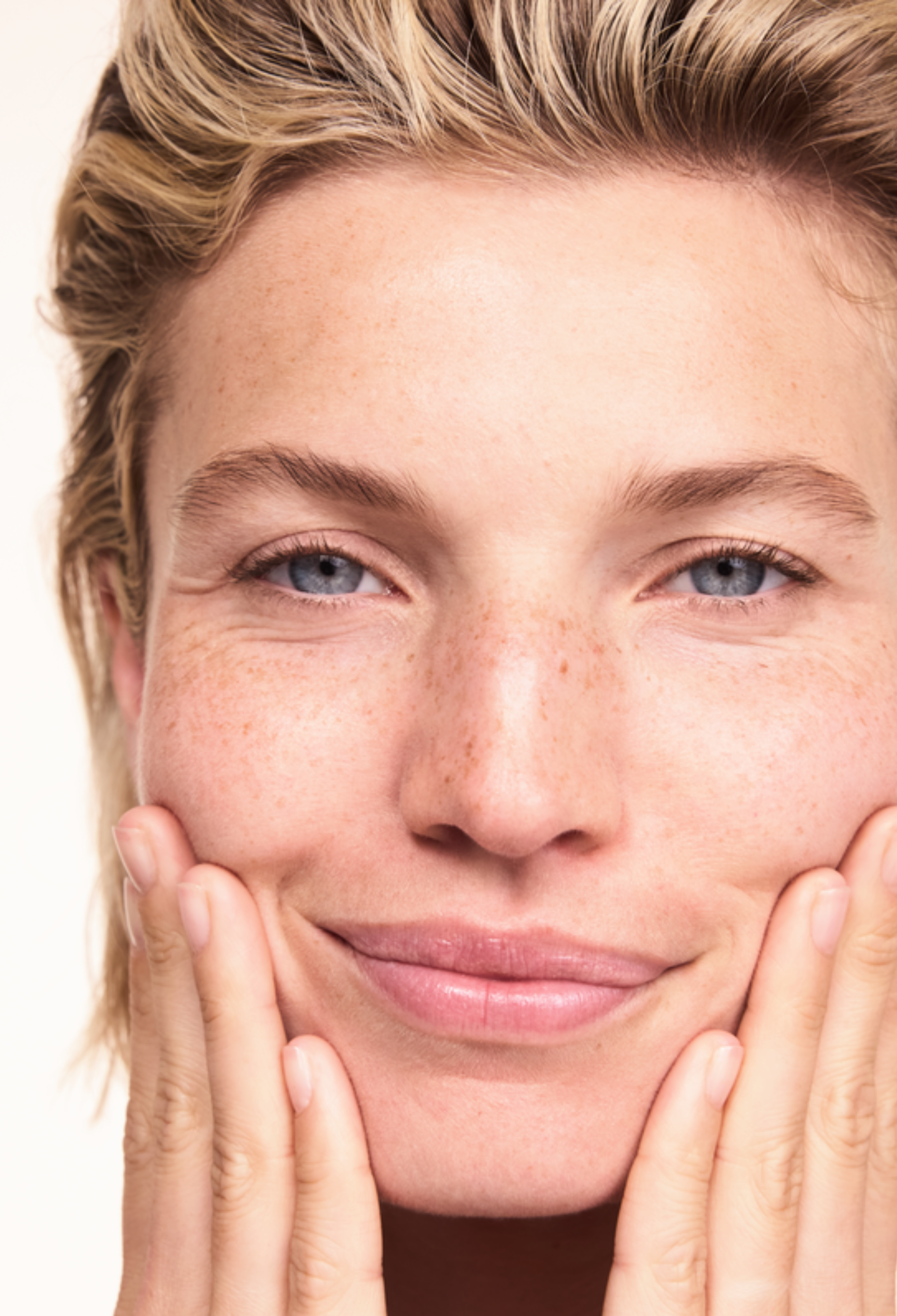 lavera basis sensitive Reinigungsmilch in der Anwendung