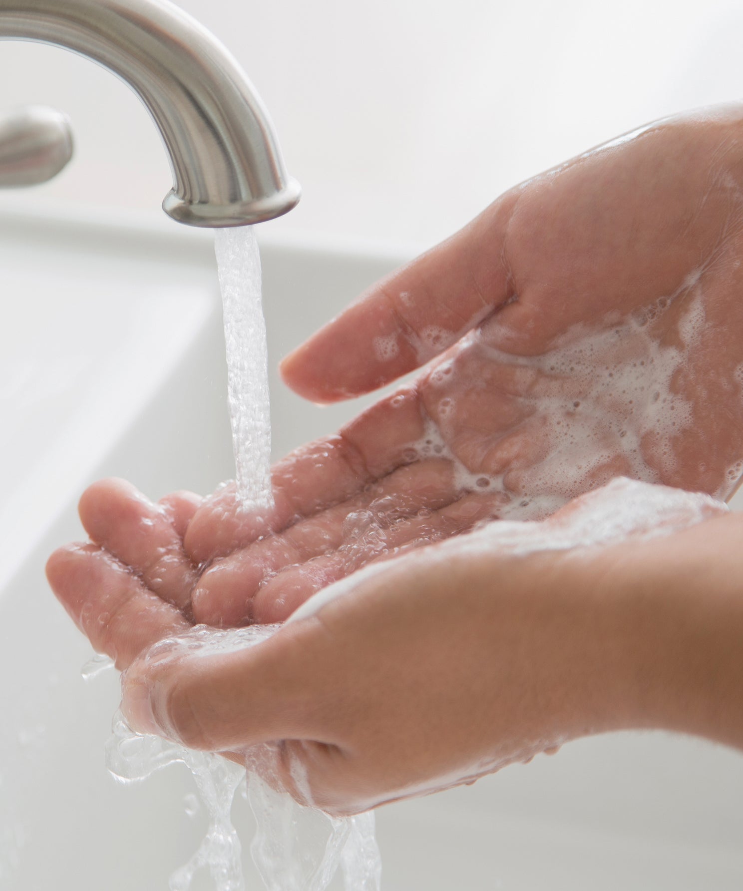 lavera Nachfüllbeutel basis sensitive milde Pflegeseife in der Anwendung