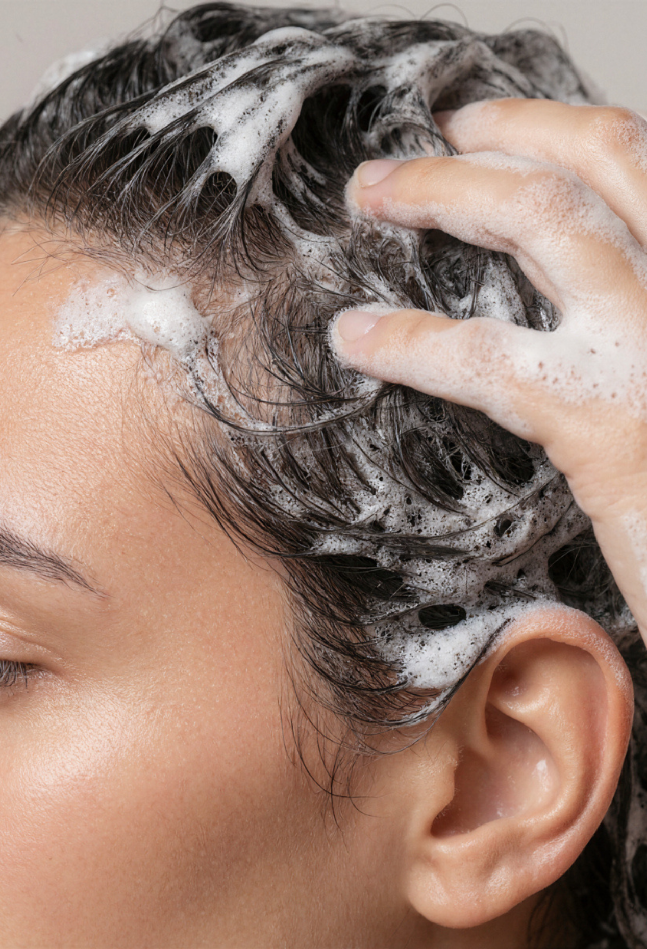 lavera Pflegeshampoo Volume & Lift in der Anwendung