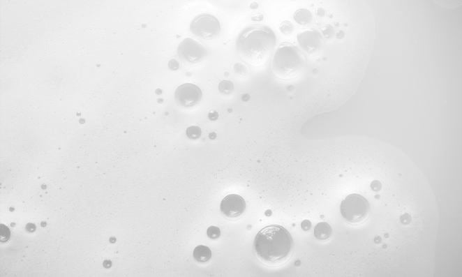 Makro: weiße Schaumblasen und Tropfen auf hellem Hintergrund