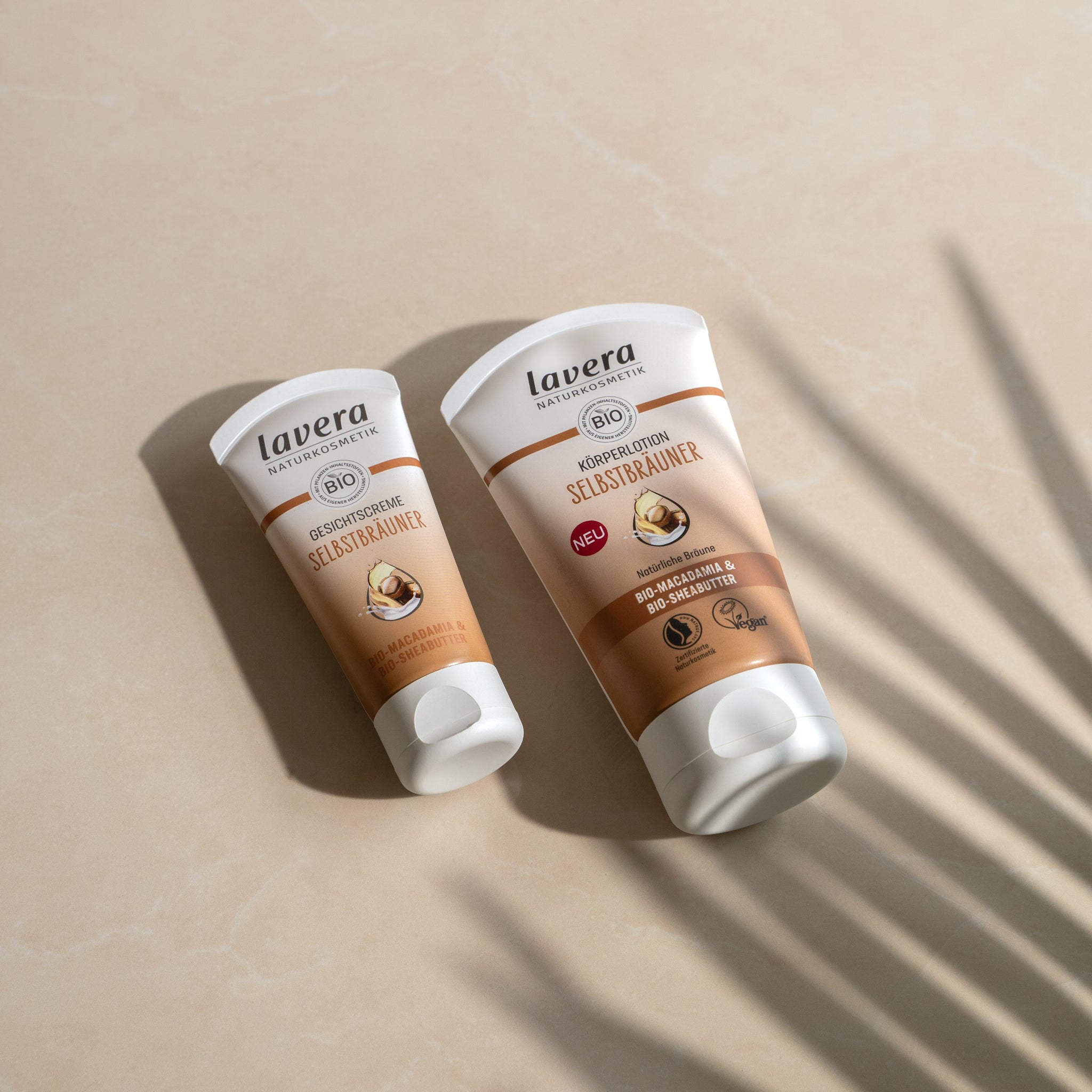 Zwei Tuben lavera Naturkosmetik Selbstbräuner mit Bio-Macadamiaöl und Bio-Sheabutter, auf hellem Untergrund