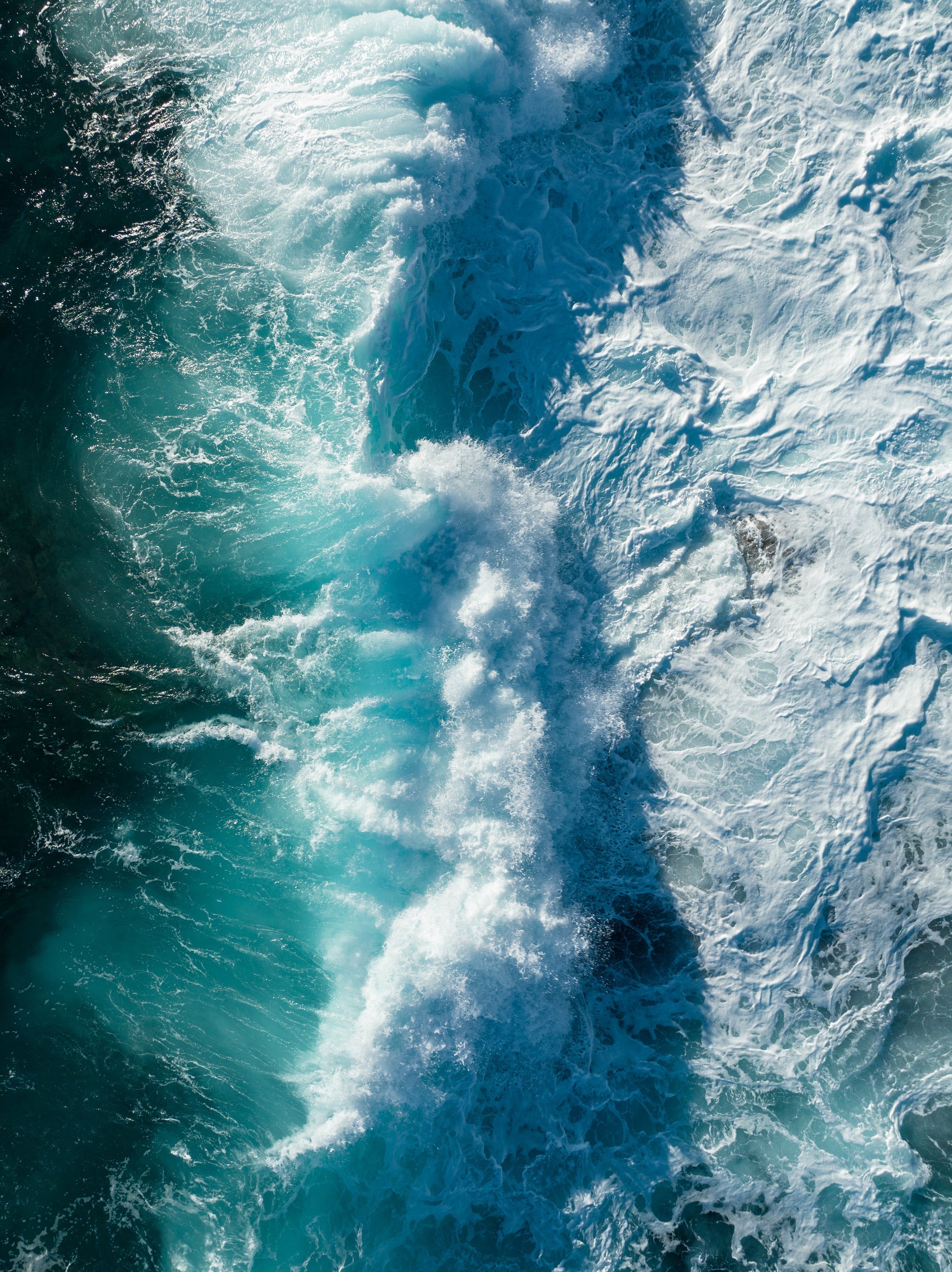 Nahaufnahme von Meereswellen mit weißer Gischt