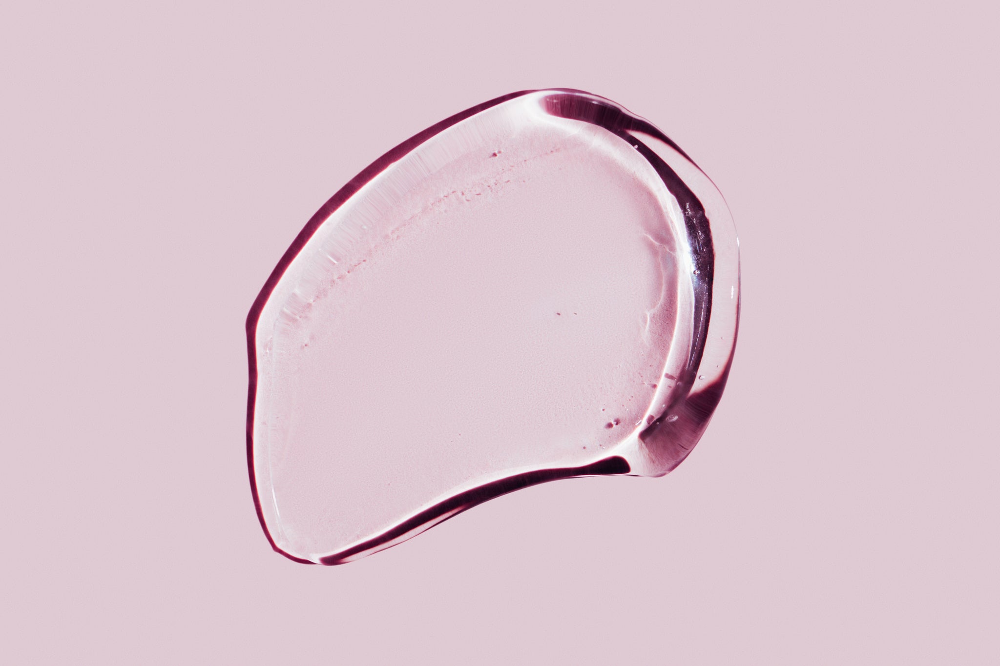 Nahaufnahme einer rosafarbenen, transparenten Gel-Textur, die pflanzliche Ceramide symbolisiert