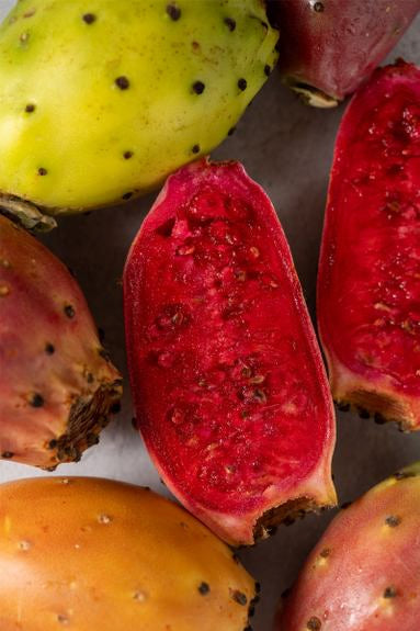 Aufgeschnittene und ganze Kaktusfeigen in Nahaufnahme