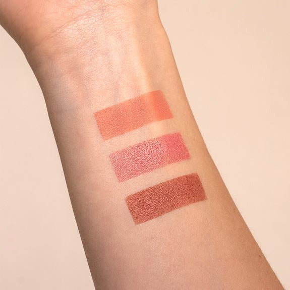 Drei lavera Rouge-Farbswatches in Rosé- und Brauntönen auf dem Unterarm