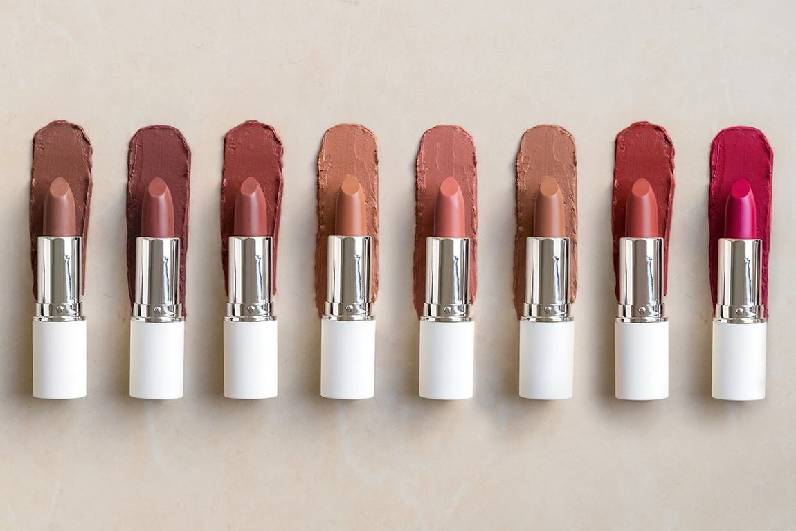 Acht lavera Lippenstifte in verschiedenen Farben mit Swatches