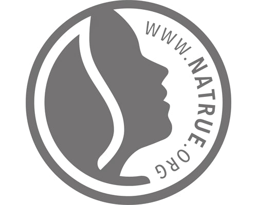 Graues rundes Logo mit Naturprofil und Schriftzug „www.natrue.org“.