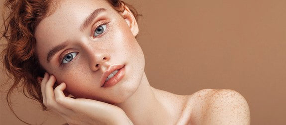 Porträt einer Frau mit natürlichem Make-up und ebenmäßigem Teint