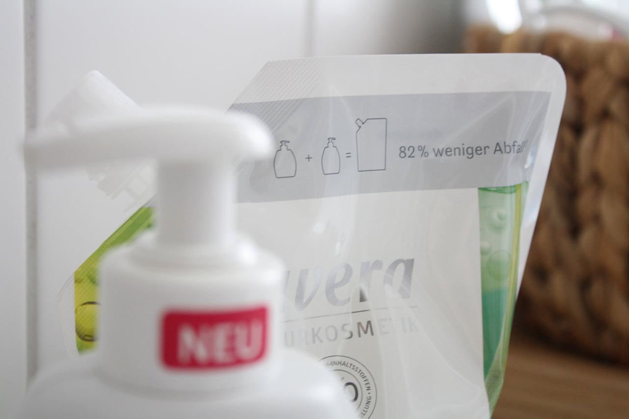 lavera Seife Beutel und Seifenflasche Nahaufnahme