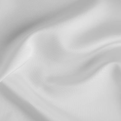 Weißer Stoff mit weichen Falten in Nahaufnahme