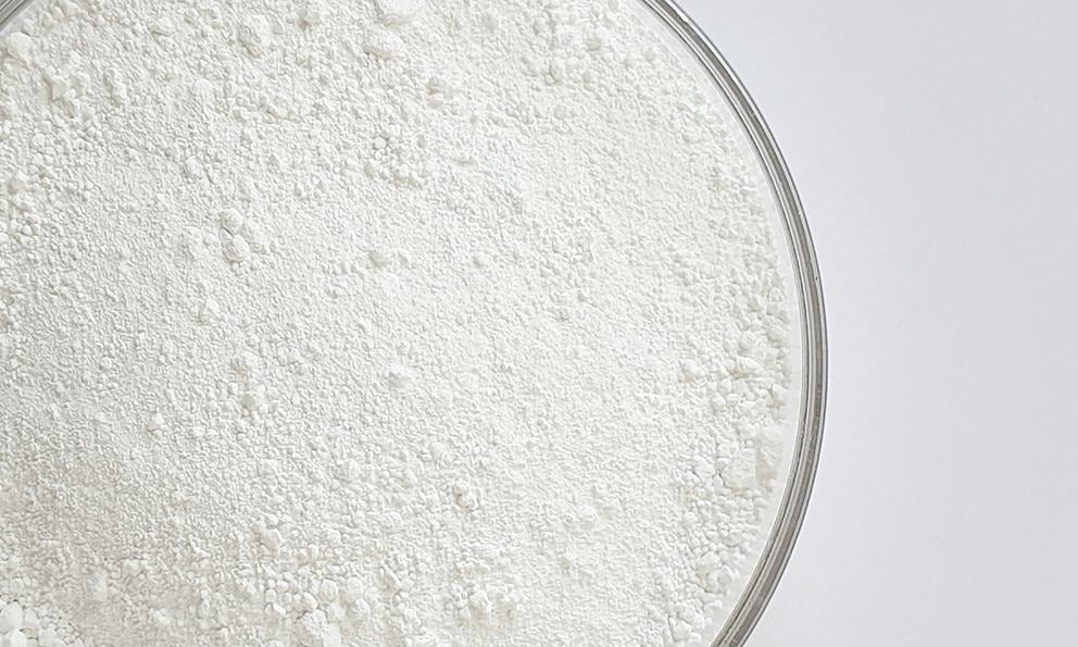Nahaufnahme einer Glasschale mit weißen Pulver