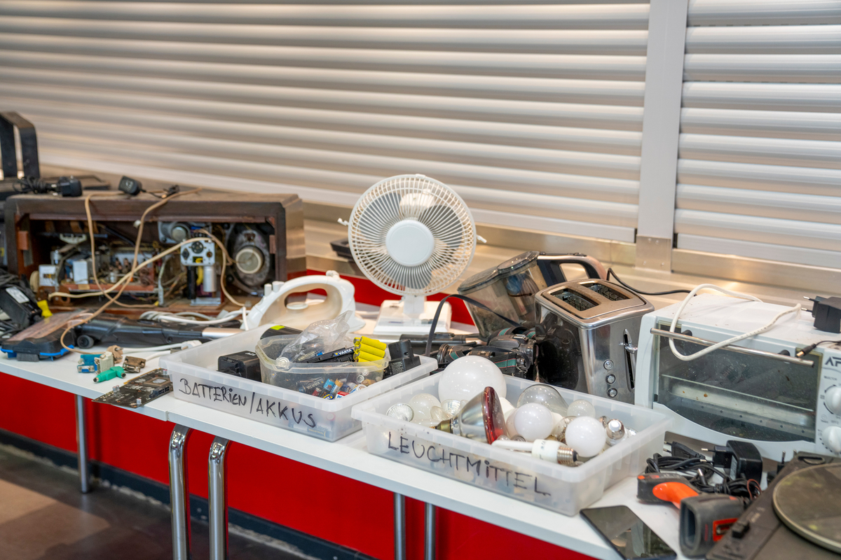 Aufnahme eines Tisches mit verschiedenen Elektronikgeräten