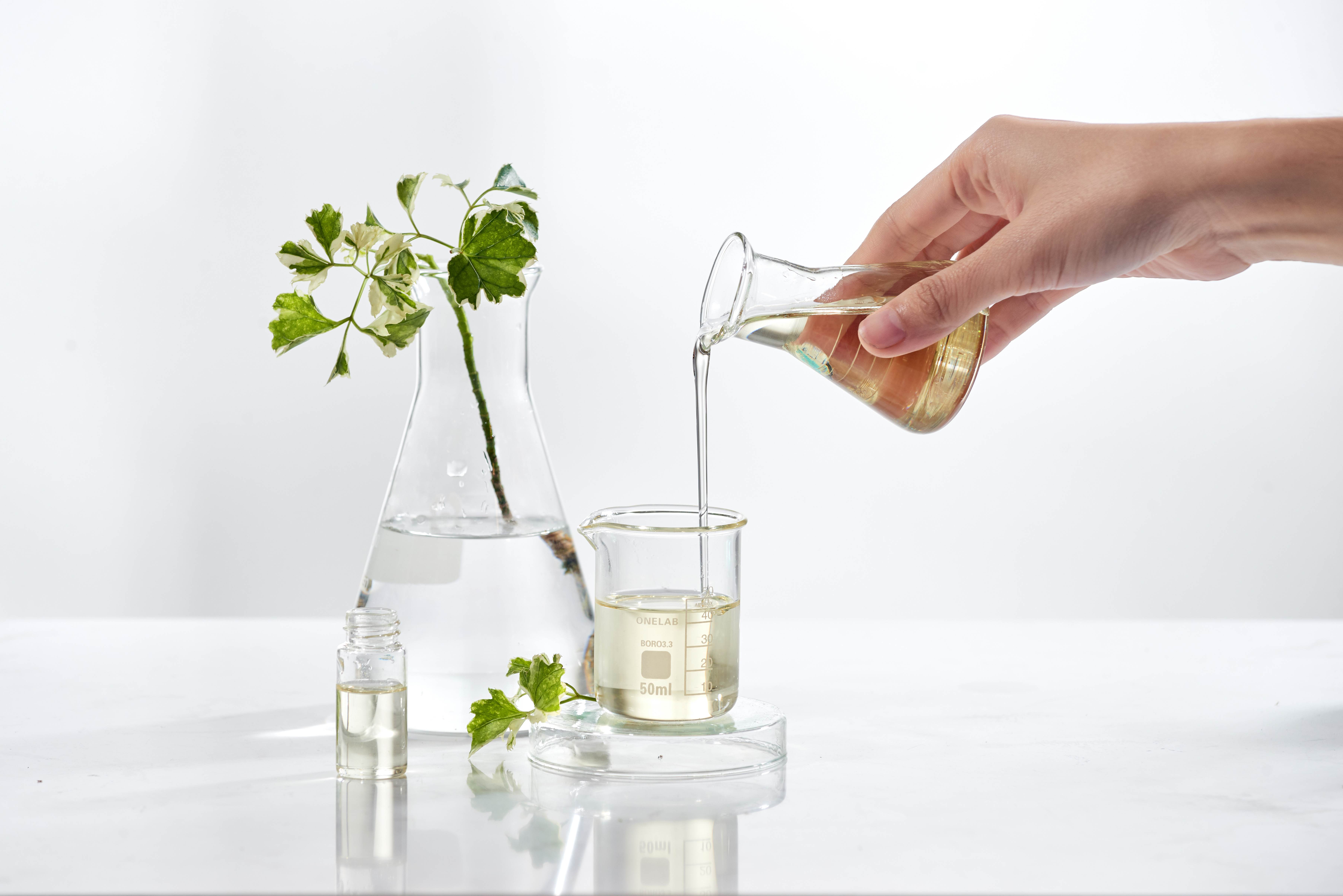 hand-reagenzglaeser-fluessigkeit