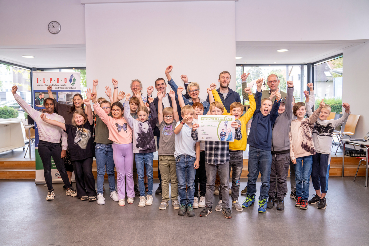 Aufnahme von jubelnden Kindern einer Schulklasse