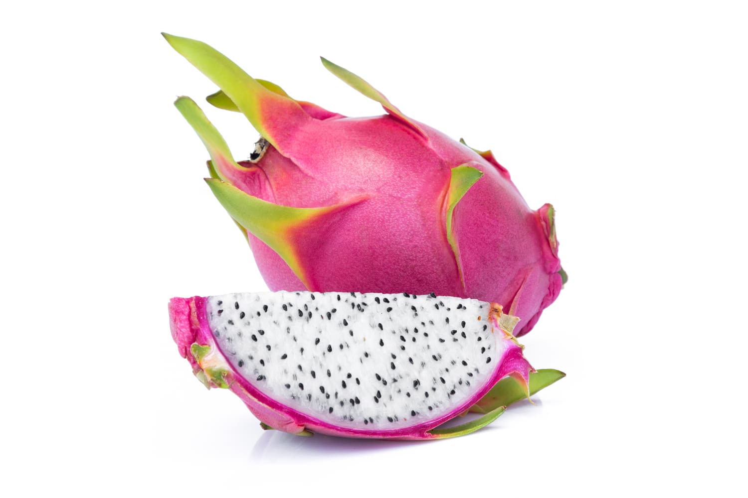 Immunbooster mit Vitamin C Aufgeschnittene und ganze pinke Drachenfrucht auf weißem Hintergrund